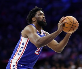 乐鱼leyu体育-不在状态！恩比德首节7分钟2中1拿到3分出现4失误 正负值-13