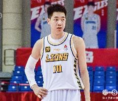 没有准心！朱俊龙半场6投全丢&amp;靠罚球拿到2分 另有4前场板2助