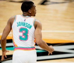 乐鱼app体育官方网站入口-核心缺席无碍赢球！6战5胜马刺冲刺附加赛