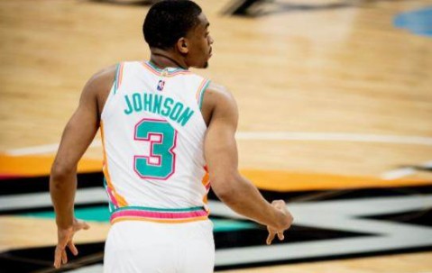 乐鱼app体育官方网站入口-核心缺席无碍赢球！6战5胜马刺冲刺附加赛